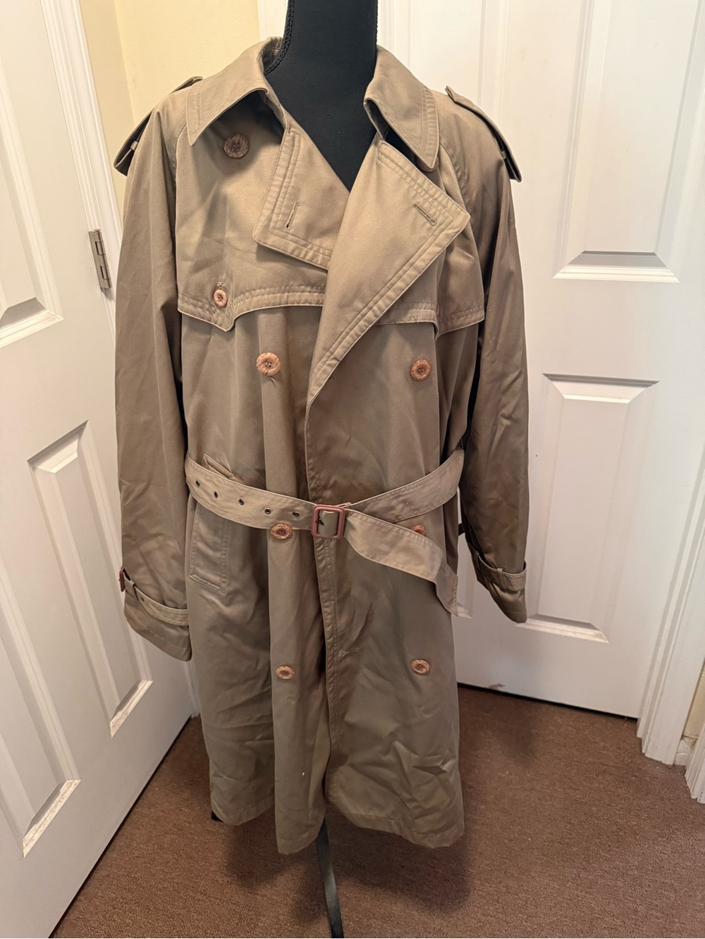 Classic vintage Men's  Club Europe Khaki Trench Coat with Belt